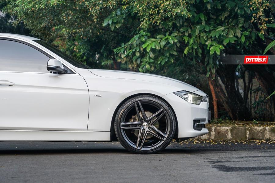 Детали экстерьера BMW 320d Sedan on Vossen Wheels (VFS5) 2017 года  (фото 11 из 11)